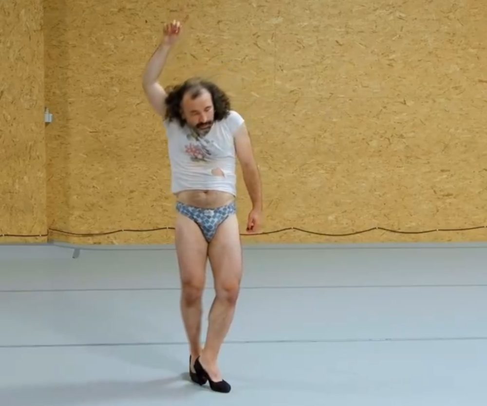 Performance de arte contemporáneo en Tictac Centre de Bruselas.