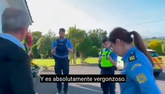 Una patrulla con 4 policías acude al domicilio de un joven en Irlanda para detenerle por no aceptar la ideología 'trans' y su padre estalla: "Es una vergüenza que hayáis venido por eso".