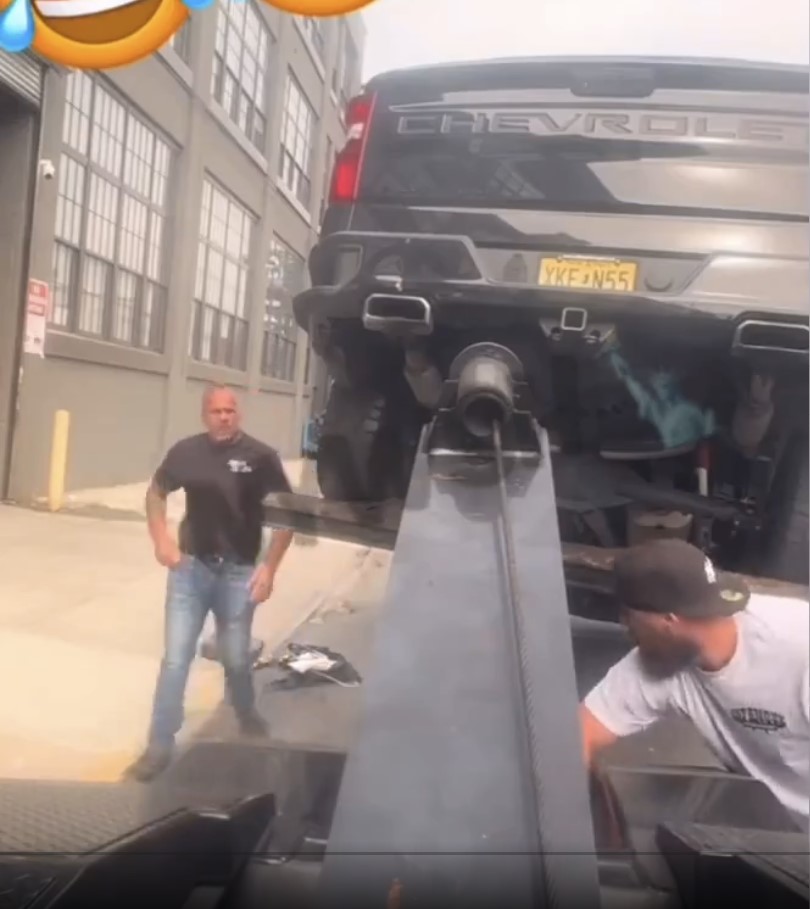 En EE.UU. si debes dinero es muy habitual que una grúa furtiva se lleve tu coche en un descuido y te lo embarguen. El problema es que el dueño se entere mientras te estás llevando el vehículo en cuestión.