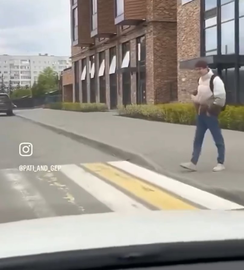 Vídeo dedicado a la gente joven/sana que cruza los pasos de cebra a 0,25x de velocidad.