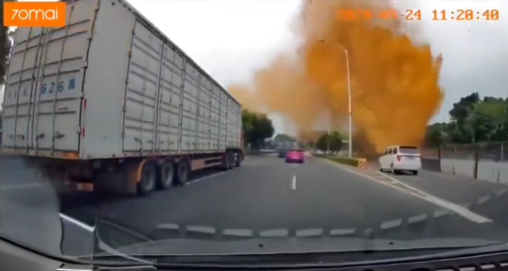 Explotan unas tuberías de alcantarillado, regando la ciudad con una lluvia de hеcеs fеcalеs.
