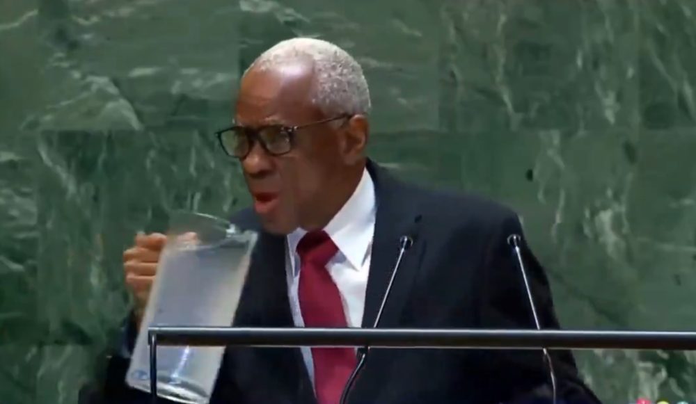 El presidente del Consejo de Transición de Haití, Edgard Leblanc Fils, bebe agua de la jarra en pleno discurso en la ONU.