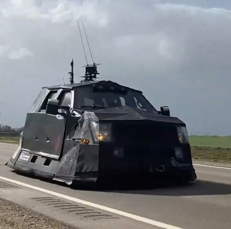 Este vehículo "anti-huracanes" era un Ford F350 diésel antes de los 750.000 dólares en modificaciones.