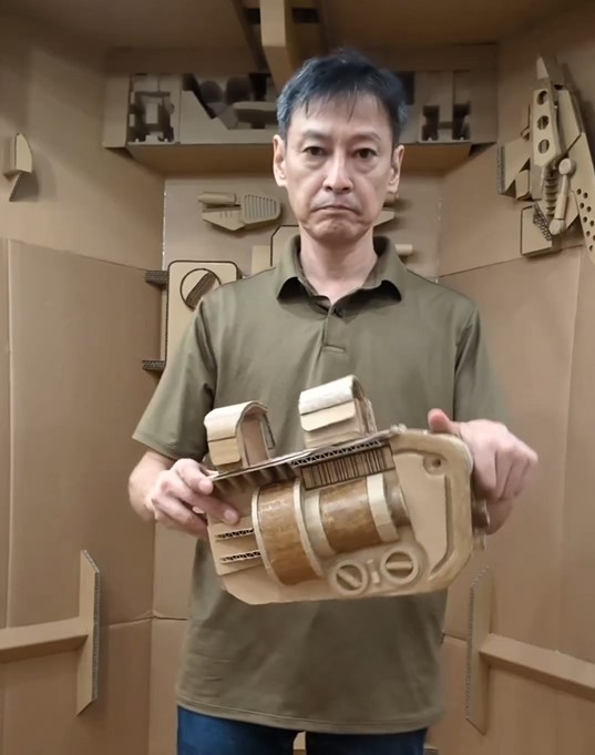 Usa cartón porque seguramente tenga prohibido acercarse a una soldadora.