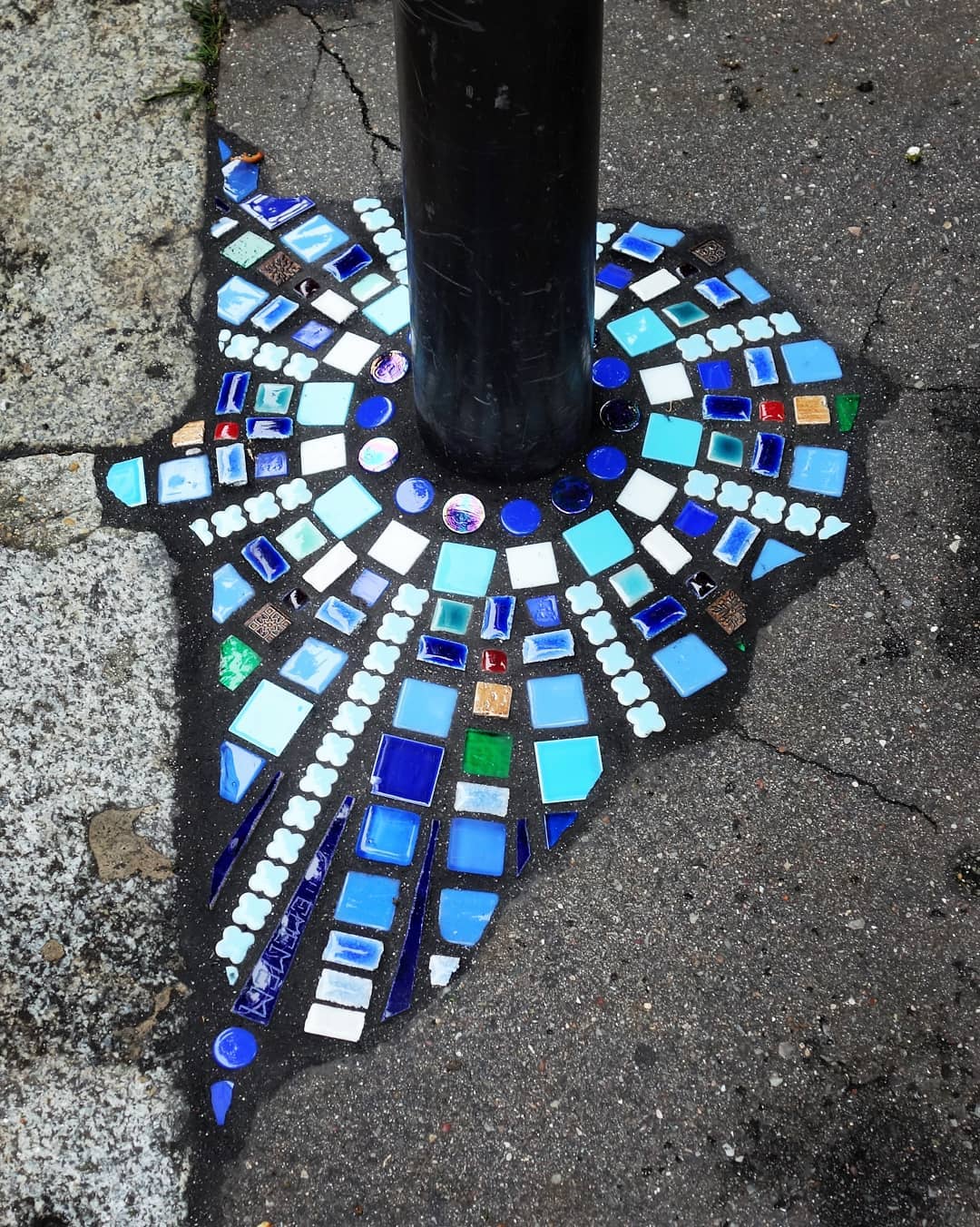 Ememem: el artista callejero que rellena desperfectos con coloridos mosaicos.