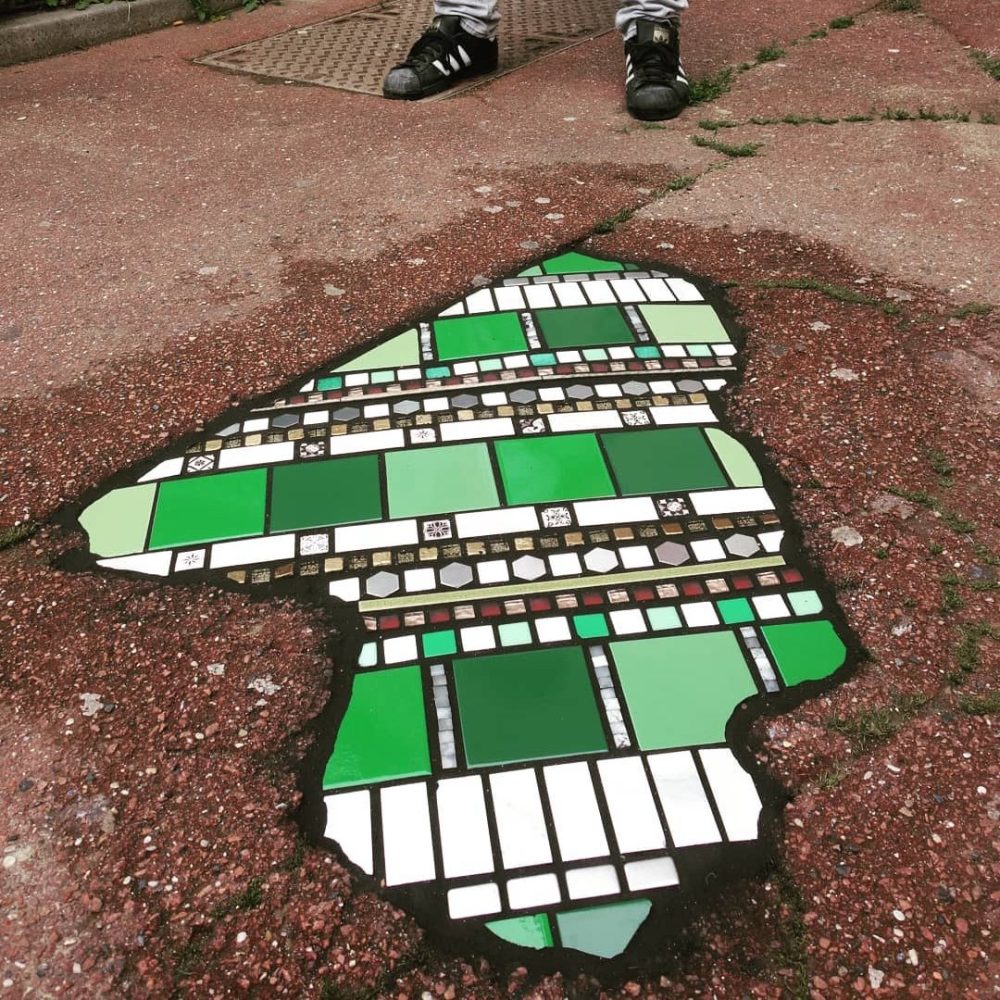 Ememem: el artista callejero que rellena desperfectos con coloridos mosaicos.
