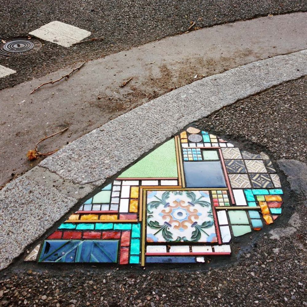 Ememem: el artista callejero que rellena desperfectos con coloridos mosaicos.