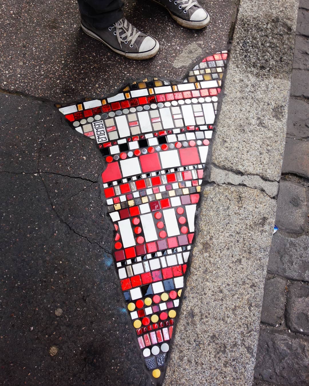 Ememem: el artista callejero que rellena desperfectos con coloridos mosaicos.