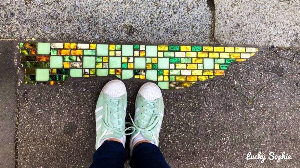 Ememem: el artista callejero que rellena desperfectos con coloridos mosaicos.