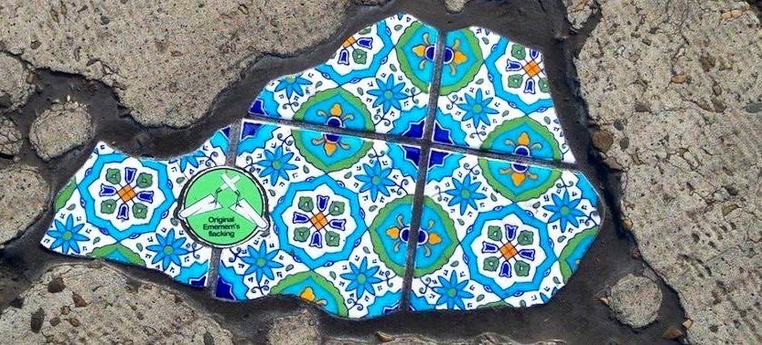 Ememem: el artista callejero que rellena desperfectos con coloridos mosaicos.