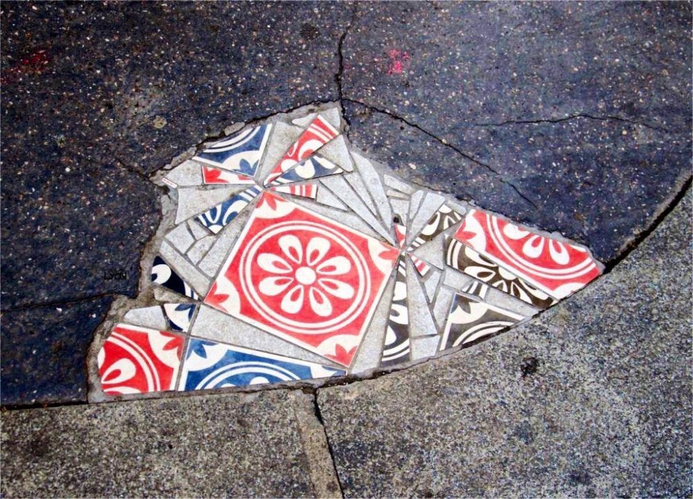 Ememem: el artista callejero que rellena desperfectos con coloridos mosaicos.
