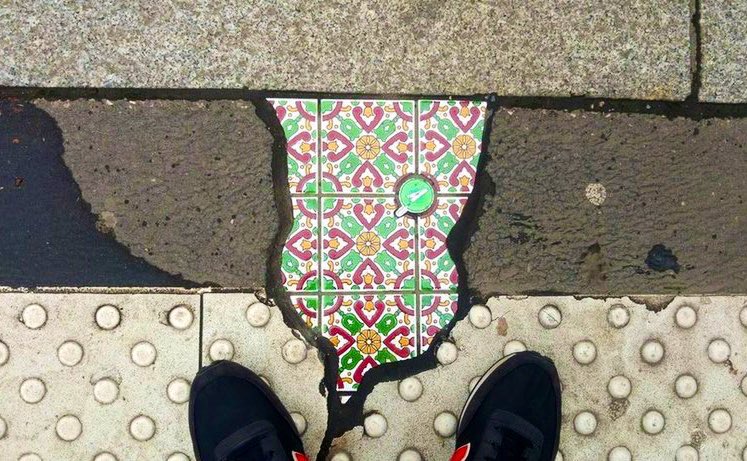 Ememem: el artista callejero que rellena desperfectos con coloridos mosaicos.