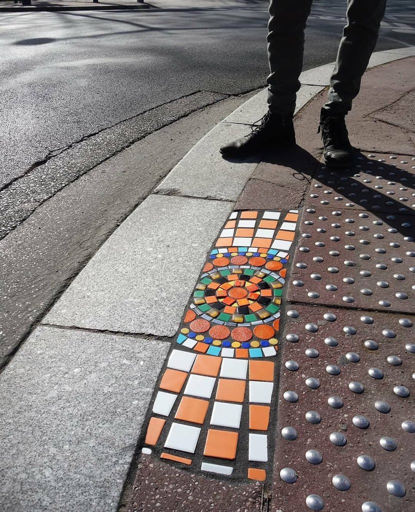 Ememem: el artista callejero que rellena desperfectos con coloridos mosaicos.