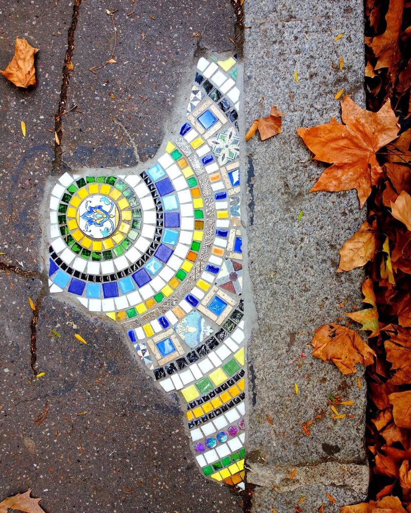 Ememem: el artista callejero que rellena desperfectos con coloridos mosaicos.