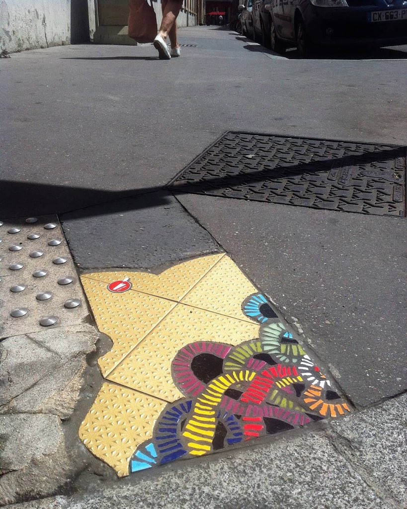 Ememem: el artista callejero que rellena desperfectos con coloridos mosaicos.