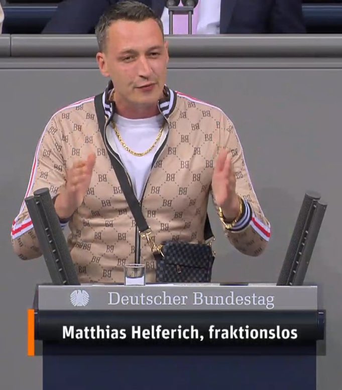 El diputado Matthias Helferich aparece en el parlamento alemán vestido de "Talahon" ('Moha', 'morito') para criticar la inexistente voluntad de integración de este colectivo.