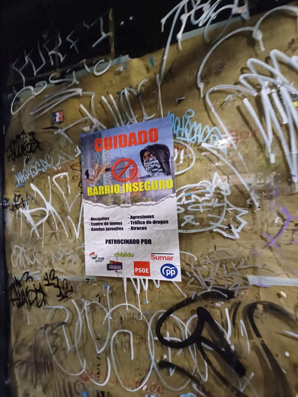 Los barrios de Vitoria vuelven a amanecer llenos de carteles que claman contra la inmigración.