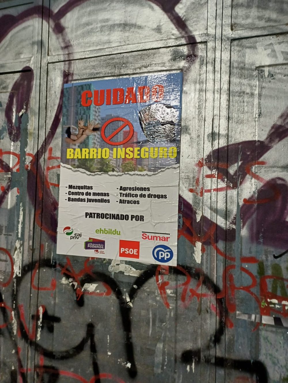 Los barrios de Vitoria vuelven a amanecer llenos de carteles que claman contra la inmigración.