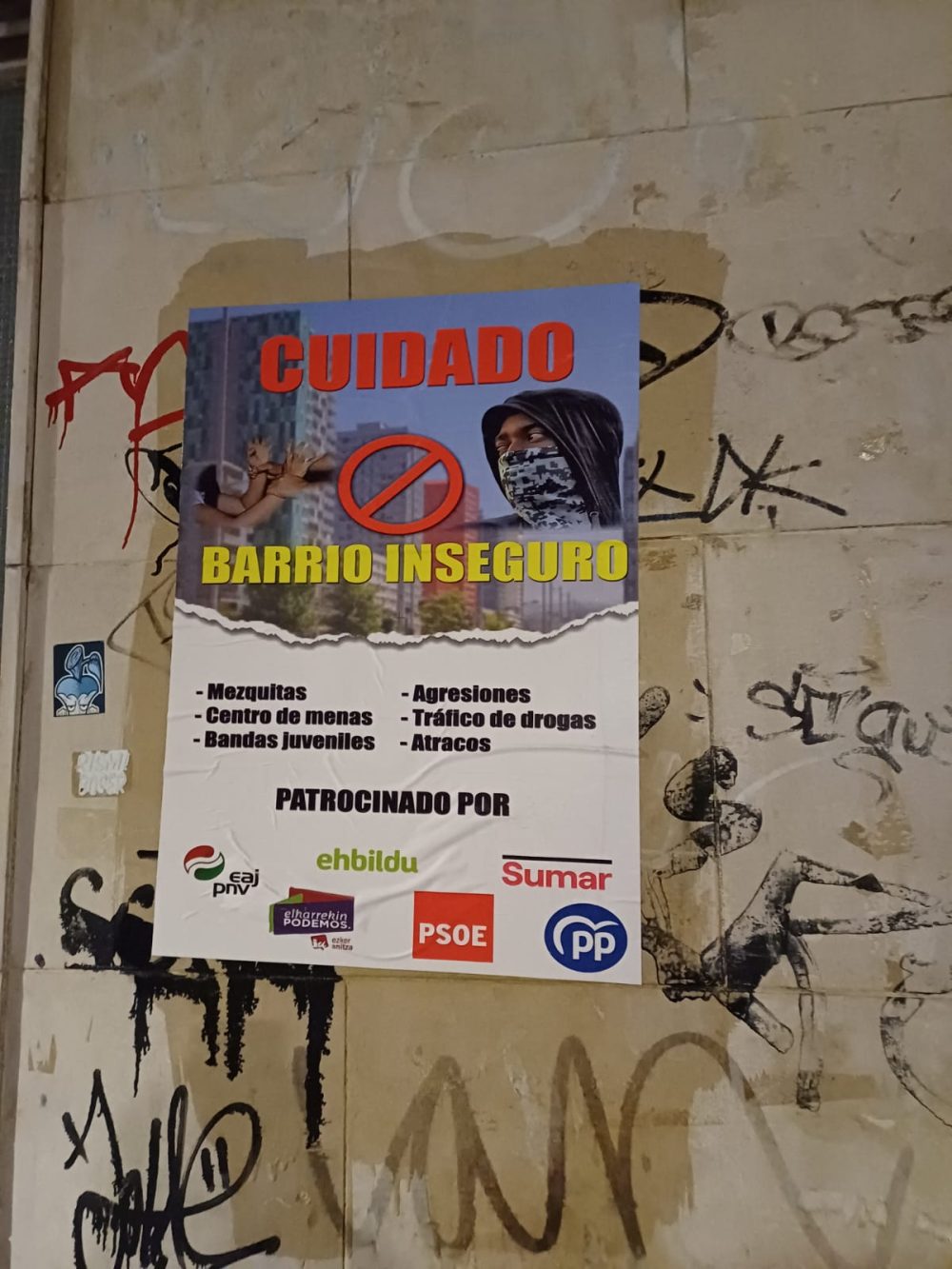 Los barrios de Vitoria vuelven a amanecer llenos de carteles que claman contra la inmigración.