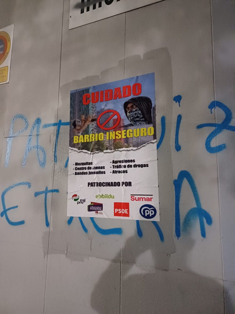 Los barrios de Vitoria vuelven a amanecer llenos de carteles que claman contra la inmigración.