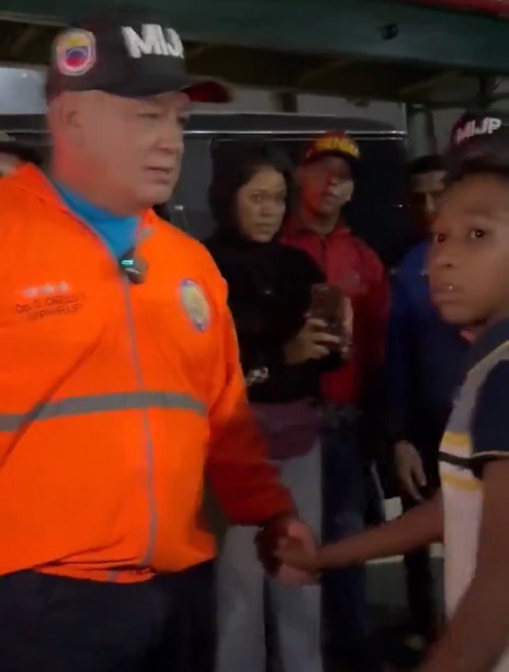 Diosdado Cabello, ministro de Nicolás Maduro, intenta coleguear con un niño y dice que le escoltarán a casa. El niño, aterrorizado, pregunta: "¿Por qué? ¿Se van a llevar a mi mamá...?"