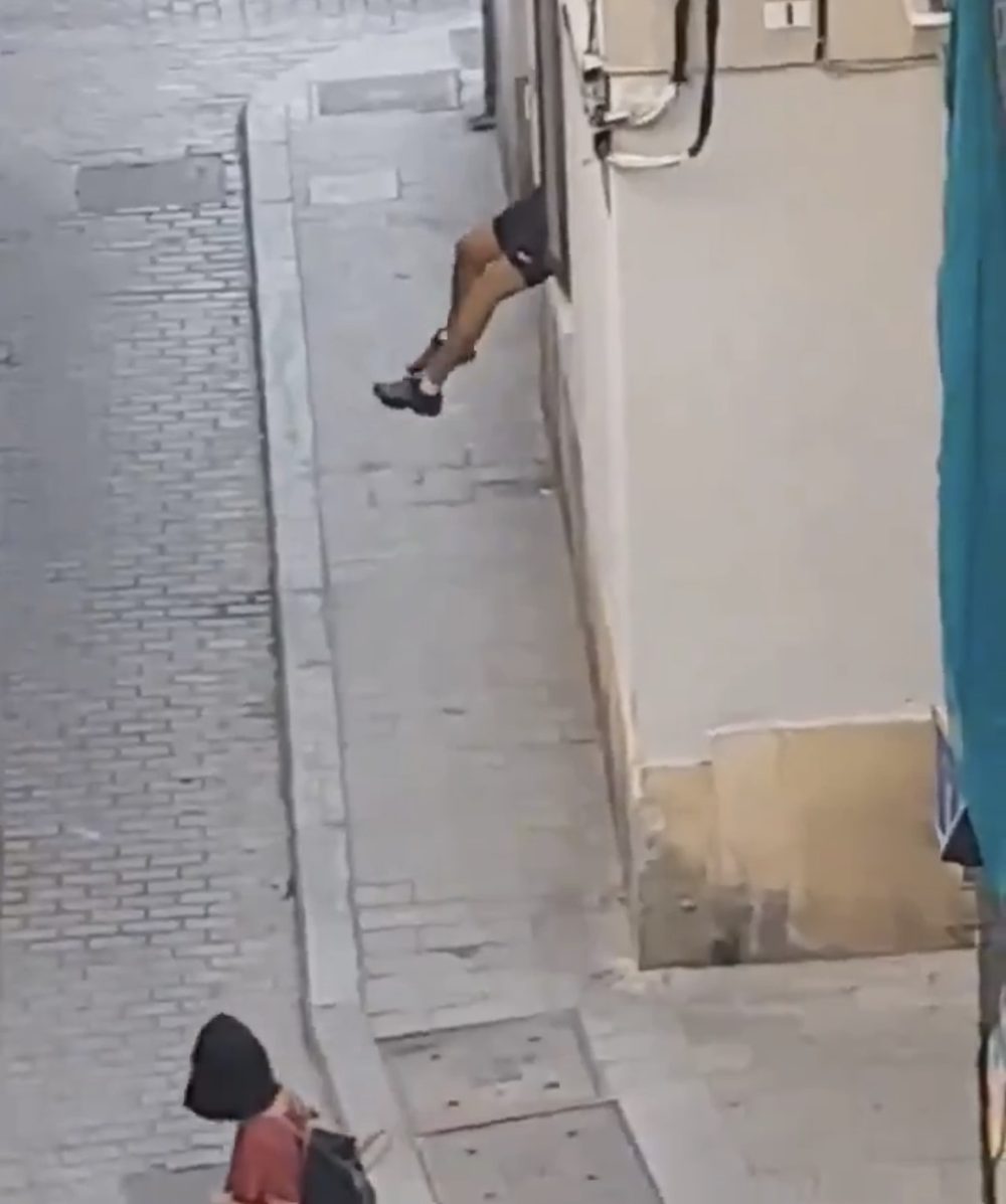 Valencia: dos agradables sujetos roban en una casa y salen por una de las ventanas ante la mirada de una multitud de personas que se encontraban en la calle y en sus viviendas.