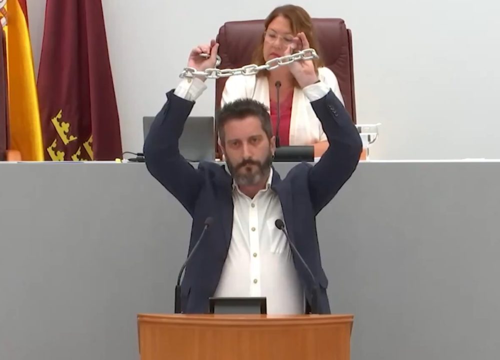 Un motivadísimo diputado de Podemos se inventa una persecución contra él por supuestamente cogerse una baja por paternidad.