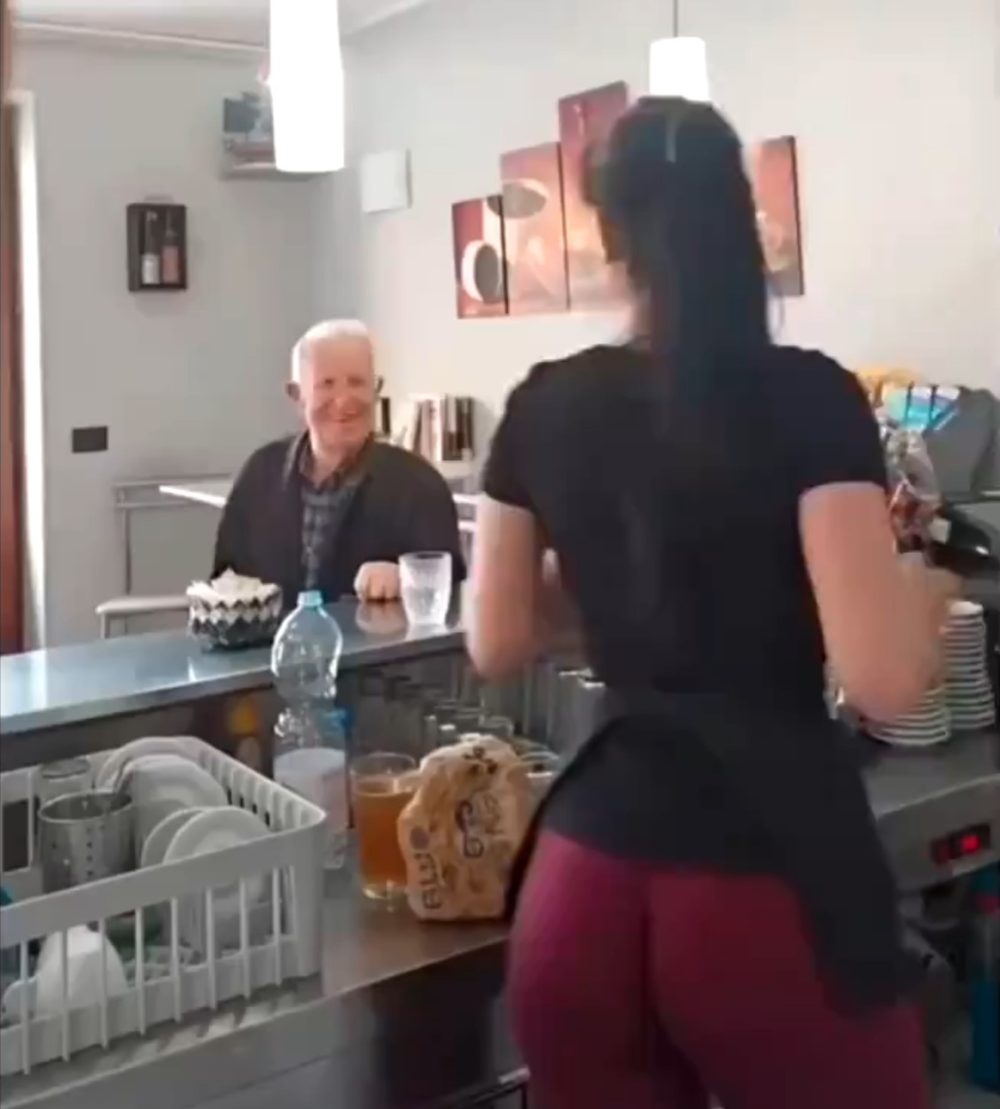 Así nace un adicto al café.