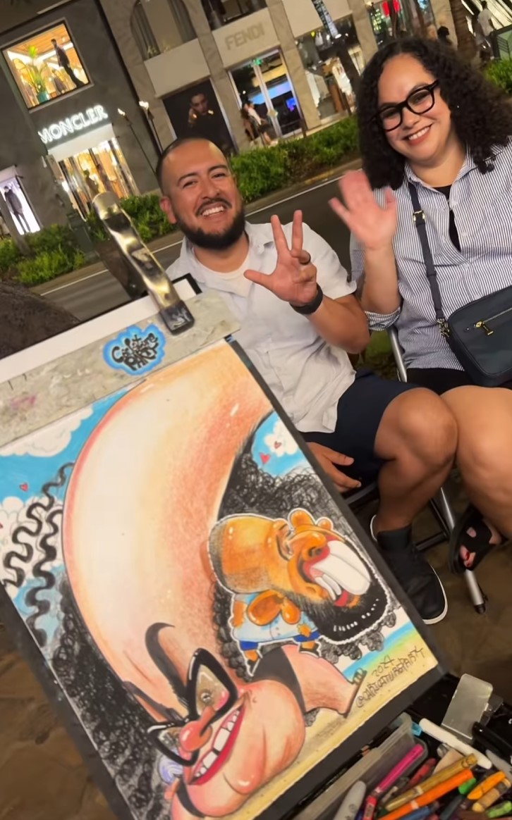 Atentos a cómo él no quiere reírse demasiado porque luego va a cobrar.