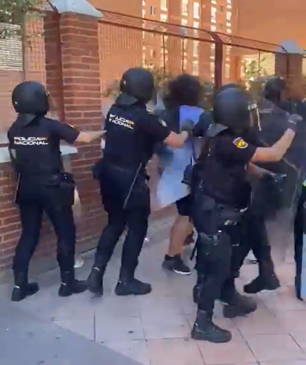 6 policías para reducir a un notas de 17 años.