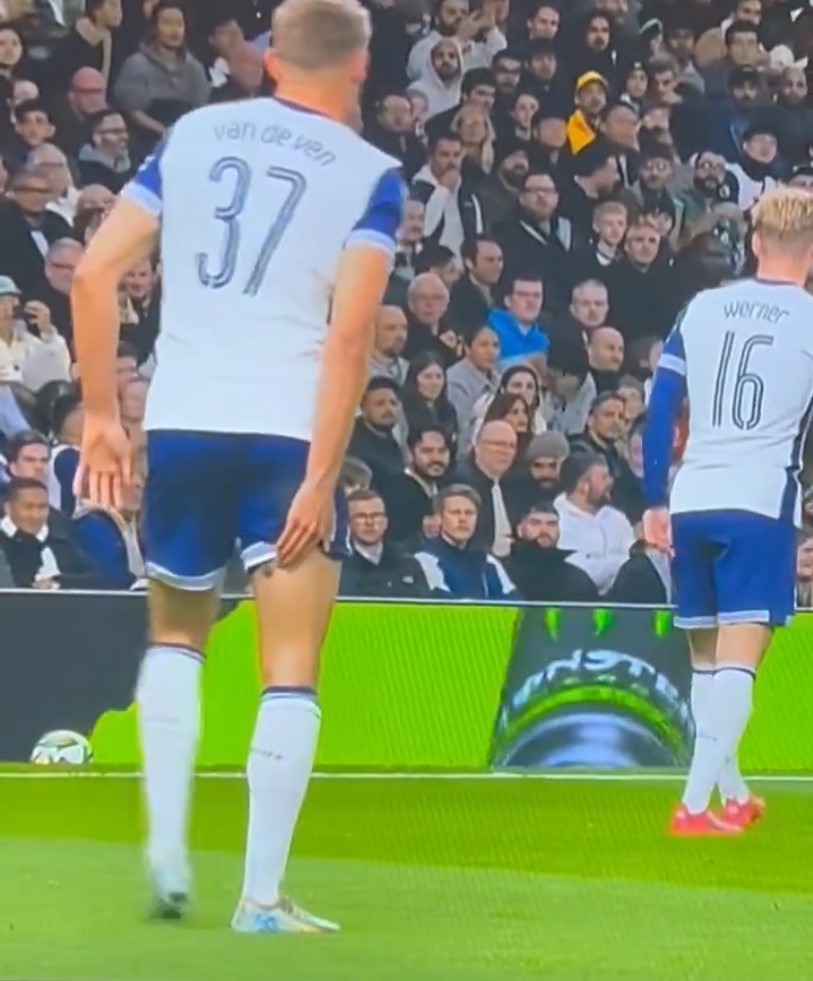 Van de Ven suelta un zurullo disimuladamente en pleno partido.