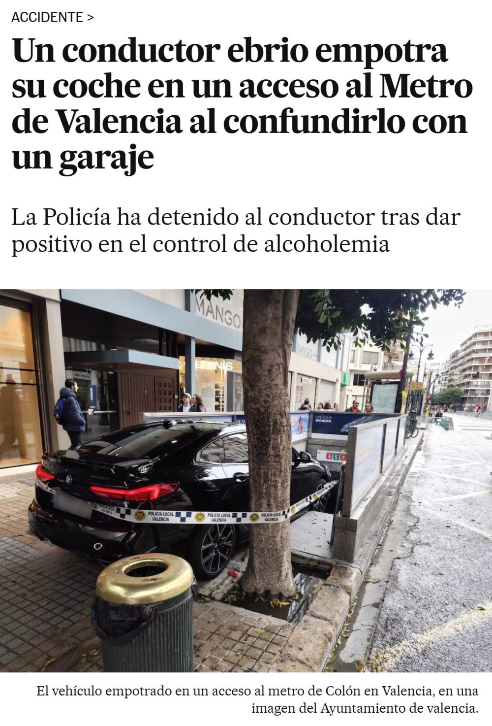 Un borracho mete su coche en una boca de metro al confundirlo con la entrada de un parking.