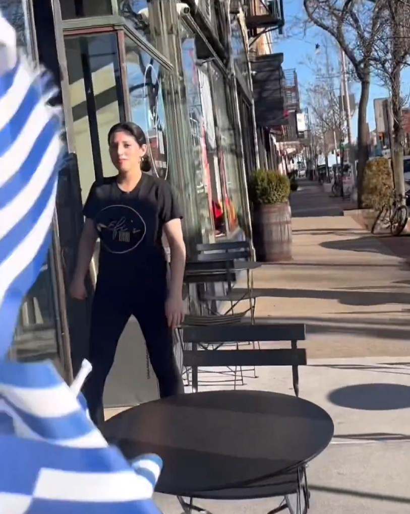 Una charo quita la bandera de Grecia de un restaurante pensando que es la bandera de Israel.