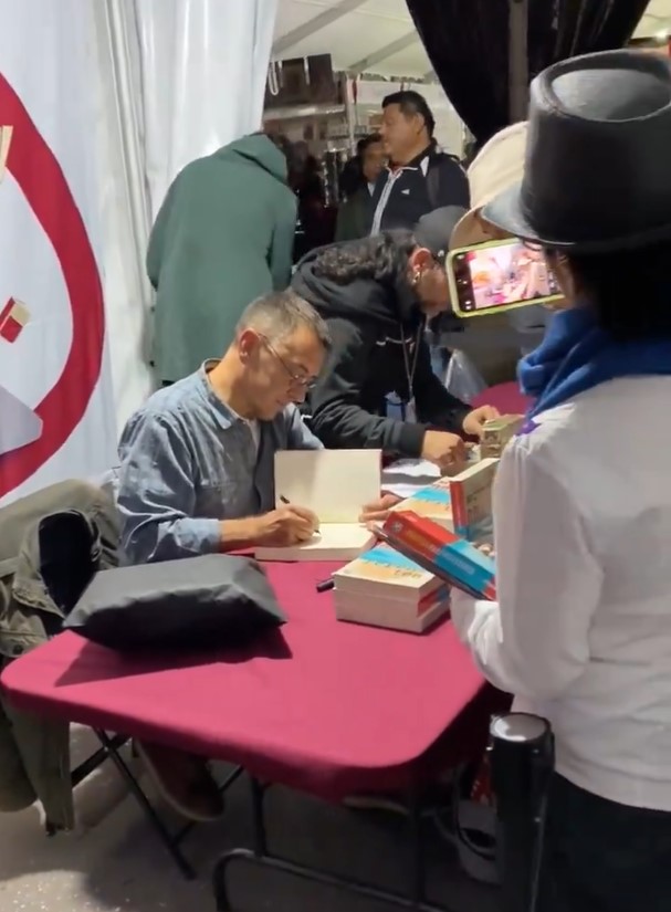 Cuando te falte motivación recuerda que hay cientos de mexicanos haciendo cola para firmar un libro de Juan Carlos Monedero.