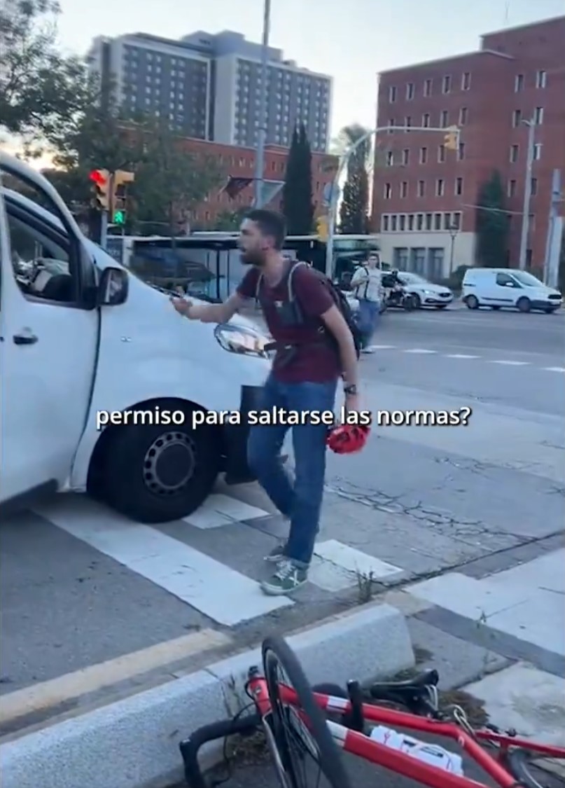 Tangana entre los ocupantes de una furgoneta y un ciclista que se queja de haber sido atropeIIado.