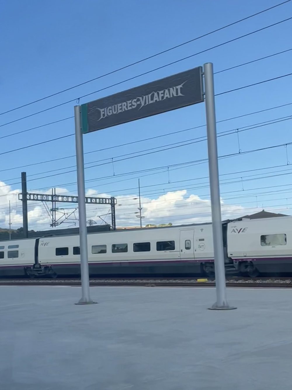 La acción del sol ha convertido el cartel de la estación de tren de Vilafant en un grupo de metal