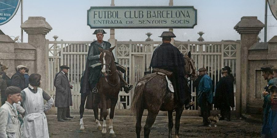 La Guardia Civil controlando la entrada al campo de Les Corts en 1925