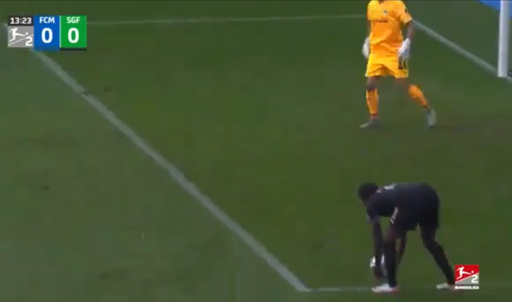 2 manos absurdas en el mismo partido = dos penaltis insólitos.