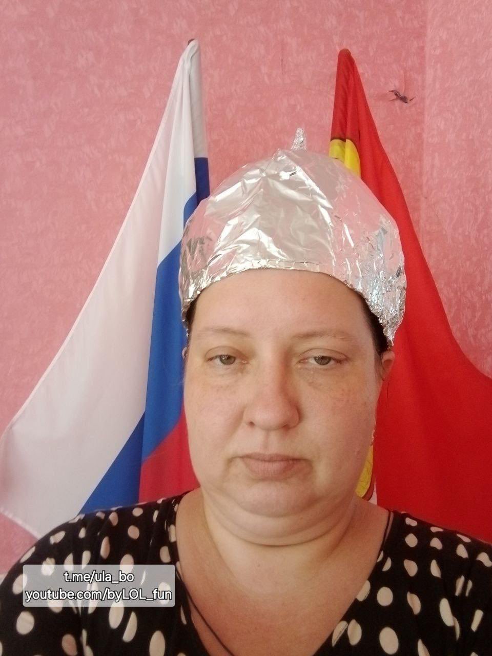 Un troll envió una carta a las escuelas de la región rusa de Voronezh bajo el pretexto de una petición del partido gobernante "Rusia Unida" para que fabricaran y usaran sombreros de papel de aluminio para protegerse de la radiación de los satélites de la OTAN.