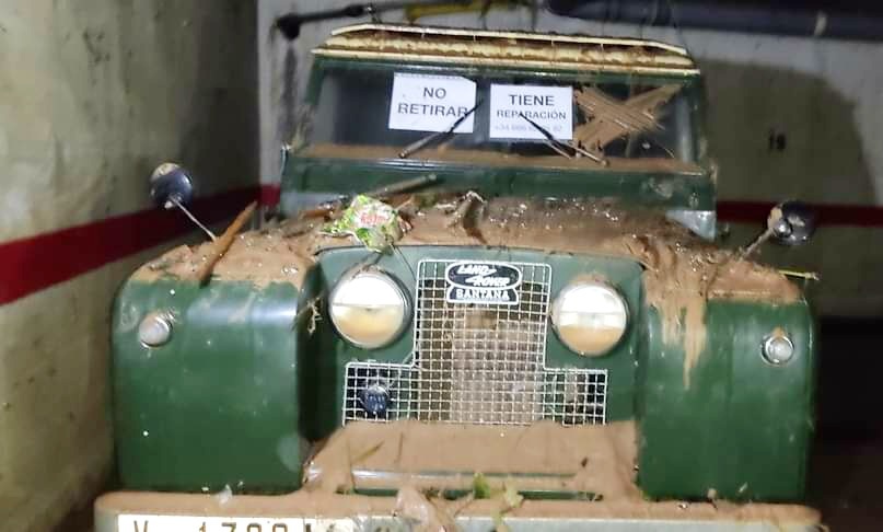 Pide que no retiren su viejo Land Rover inundado en Paiporta ya que funciona perfectamente