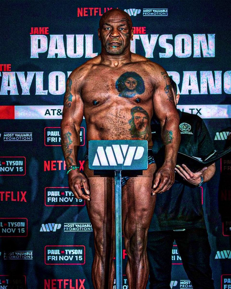 Mike Tyson abofeteando a Jake Paul.