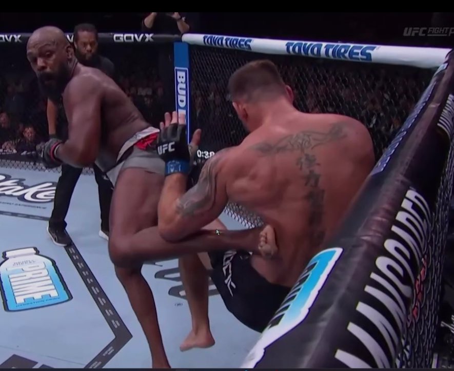 Jon Jones noquea a Stipe en el tercer round y hace el baile de Trump.
