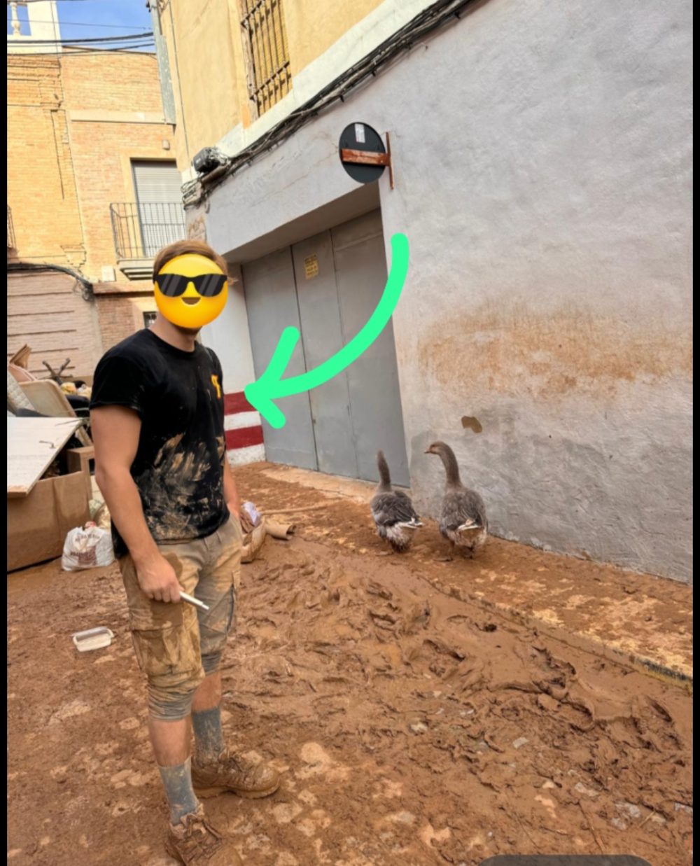 Finoliers ayudando en la DANA con el uniforme adecuado.