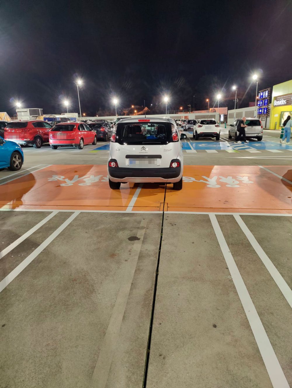 3 plazas vacías justo al lado y...