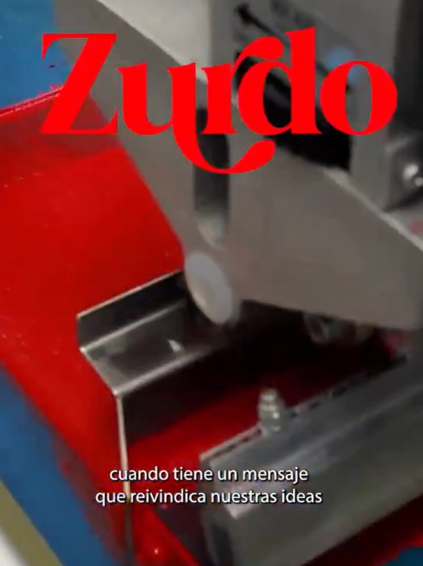 El PSOE estrena tienda de ropa, accesorios y productos: "Estamos orgullosos y orgullosas de nuestras ideas. Si eres zurdo, zurda, rojo o roja reivindica tus ideas y lúcelas".