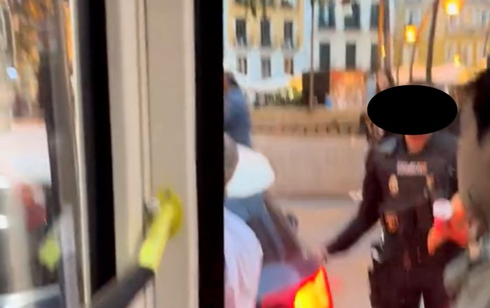 Un autobús lleno de pasajeros se queda bloqueado en el centro de Madrid porque dos policías querían comprar el pan