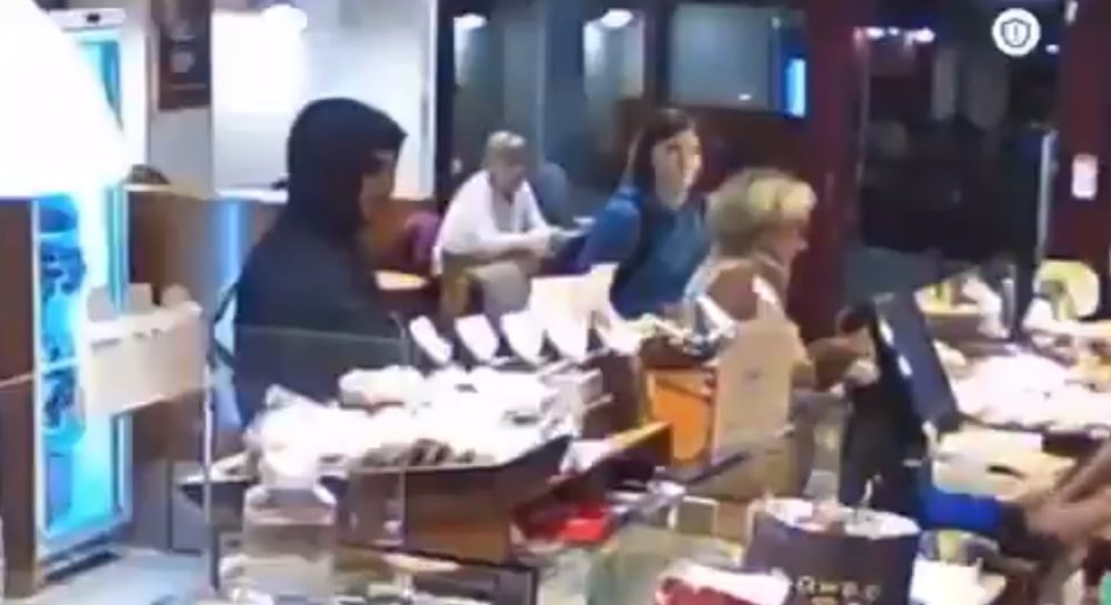 Un magrebí entra en una cafetería de Pamplona, arrasa con todo y agrede a una mujer porque no le atendieron al momento.