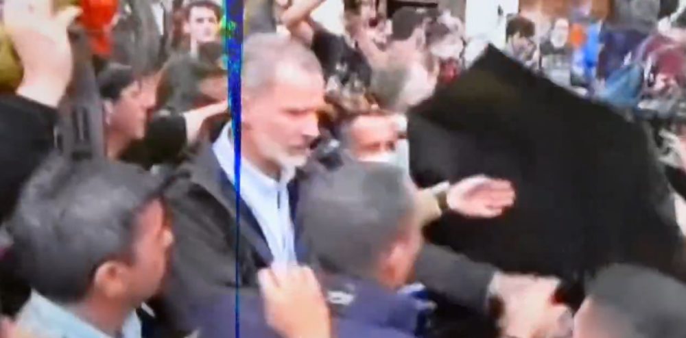 El Rey, Pedro Sánchez y Mazón se acercan andando a Paiporta y les reciben con insultos, barro y lanzando múltiples objetos.