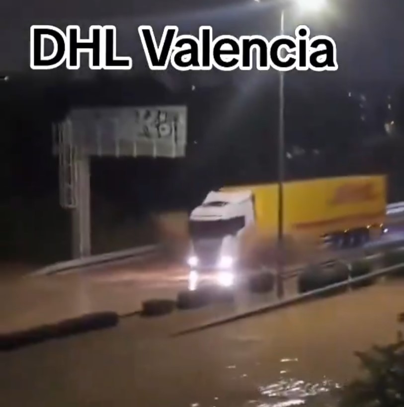 Un camionero convierte su trailer en un submarino al intentar cruzar una zona inundada.