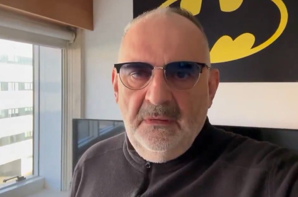 Después de que se haya acabado con una década de censura corporativa y se hayan incorporado las notas de la comunidad (una auténtica revolución), Antón Losada se va de la única red social en la que hay algo de libertad.